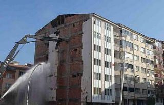 Malatya’da ağır hasarlı binaların yıkımlarında...