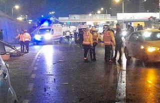 Maltepe’de otomobil önündeki araca çarpıp durağa...