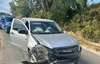 Manavgat’ta kamyonet ile otomobil çarpıştı:...