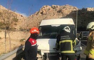 Mardin’de bariyerlere çarpan minibüsün sürücüsü...