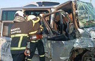 Mardin’de otobüs ile minibüs çarpıştı: 2 yaralı