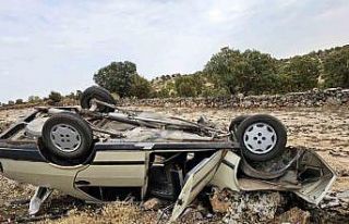 Mardin’de otomobil şarampole yuvarlandı: 2 yaralı