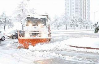 Melikgazi Belediyesi ekipleri karla mücadele için...