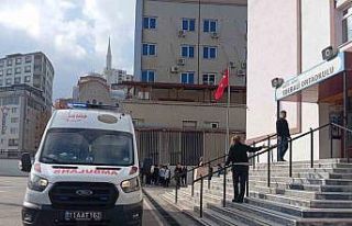 Merdivenlerden düşerek yaralanan öğretmen hastaneye...