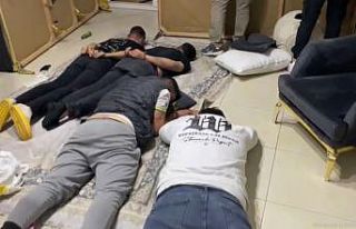 Mersin’de maskeler ve silahlar ele geçirildi: 4...