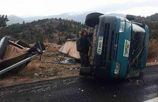 Minibüs devrildi, yabancı uyruklu sürücü yaralandı