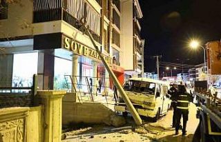 Minibüsün çarptığı elektrik direği balkona...