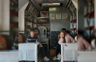 Minik öğrenciler ‘Gezici Kütüphane’ aracı...