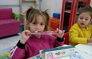 Miniklere eğlenerek diş fırçalama yöntemlerini...