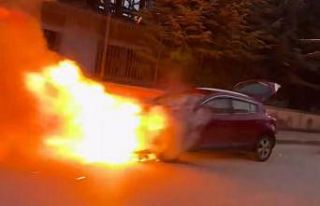 Motor kısmından yangın çıkan otomobilde maddi...