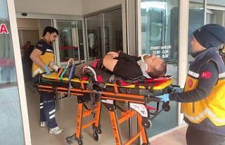 Motosiklet dönüş yapan otomobile çarpmamak için...