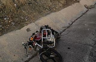 Motosiklet ile otomobil çarpıştı: 1 ağır yaralı