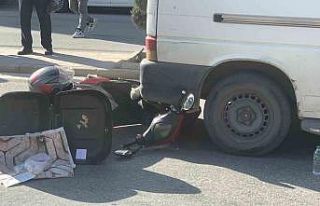 Motosiklet minibüsün altına girdi: 1 yaralı