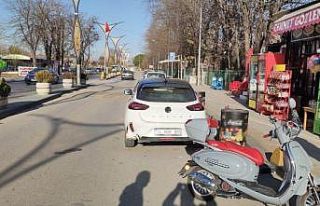 Motosiklet park halindeki otomobile çarptı: 2 yaralı
