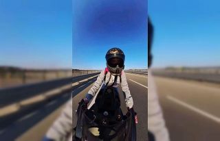 Motosiklet sürücüsü otoyolda çantasını açık...