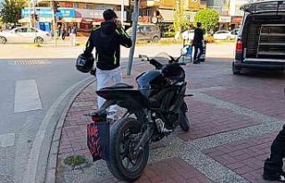 Motosikletinin plakasını okunmasın diye bereyle...