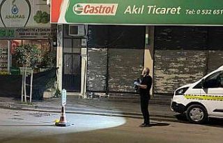 Motosikletle geldiler, iş yerini kurşunlayıp kaçtılar:...