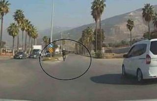 Motosikletlinin yarışa başlarcasına ön kaldırarak...