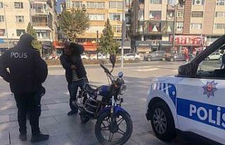 Motosikletliyi kaskıyla dövdü, kanlar içinde kaldı