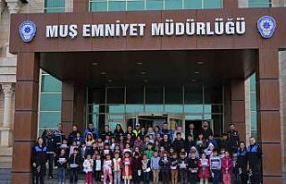 Muş polisi, çocuklara sinema keyfi yaşattı