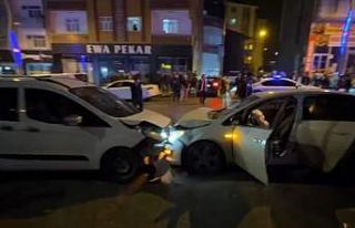 Muş’ta kazaya karışan iki otomobil savrularak...