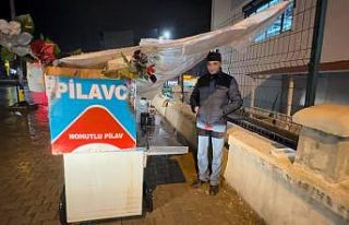 Naylon altında nohutlu pilav satarak evini geçindiriyor