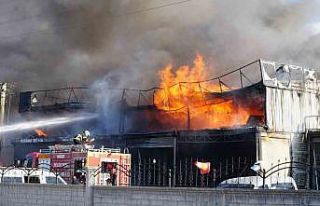 Niğde’de otomobil tamirhanesi yangında küle döndü