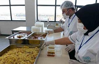 Nilüfer’de ihtiyaç sahiplerine sıcak yemek desteği