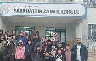 Öğrenci ve veliler okul önünde öğretmenlerini...