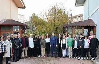 Öğrenciler 2 yıl önce vefat eden öğretmenlerinin...