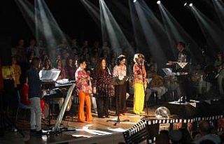 Öğretmenlerden oluşan kora geçmişe götürdüler