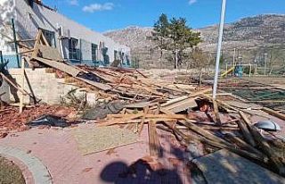 Okul, restoran ve evlerin çatıları uçtu, fırtına...