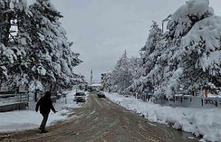 Okulların tatil edildiği ilçede kar kalınlığı...