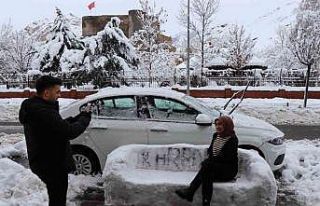 Oltu’da esnaf kardan adam yerine kardan koltuk yaptı