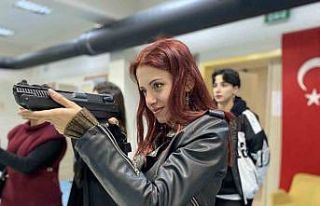 Önce şiir dinlediler sonra atış yaptılar