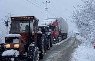 Ordu’da kar nedeniyle mahsur kalan saman yüklü...