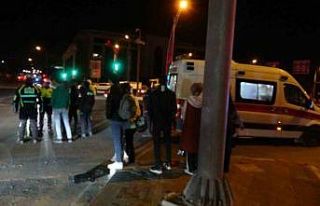 Otomobil ile çarpışan motosiklet yola savruldu:...