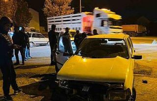 Otomobil ile hafif ticari araç çarpıştı: 3 yaralı