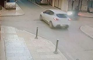 Otomobil ile motosikletin çarpışma anı kamerada:...
