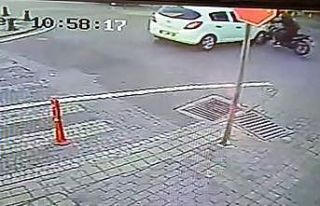 Otomobil ile motosikletin göz göre göre kazası...