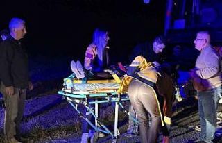 Otomobil ile otobüs çarpıştı: 2 yaralı