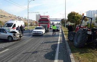 Otomobil ile traktör çarpıştı: 2 yaralı