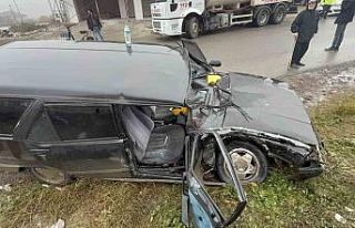 Otomobil kağıt gibi ezildi: 4 yaralı