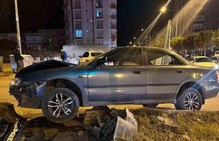 Otomobil orta refüje çıktı: 1 yaralı