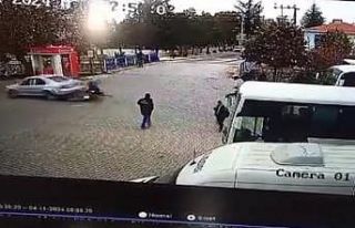 Otomobile çarpan motosiklet sürücüsünün metrelerce...