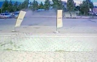 Otomobilin park halindeki araçlara ok gibi saplandığı...