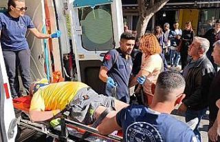 Otomobilin yaya geçidinde çarptığı turist yaralandı,...