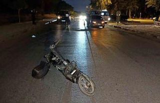Otomobille çarpışan elektrikli bisiklet sürücüsü...