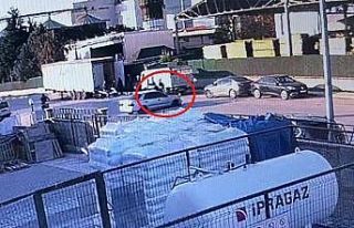 Otomobille çarpışan motosikletteki 2 kişinin yaralandığı...