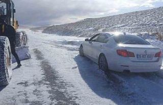 Otomobilleri ile kara saplanan aileyi jandarma ekipleri...
